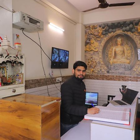 Hotel Aditya Residency Near Sector 63 Metro Station Noida Buitenkant foto