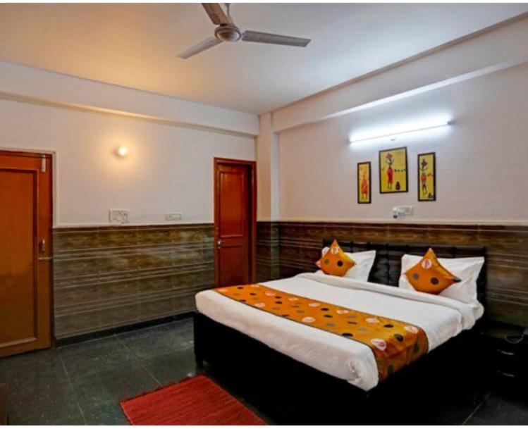 Hotel Aditya Residency Near Sector 63 Metro Station Noida Buitenkant foto
