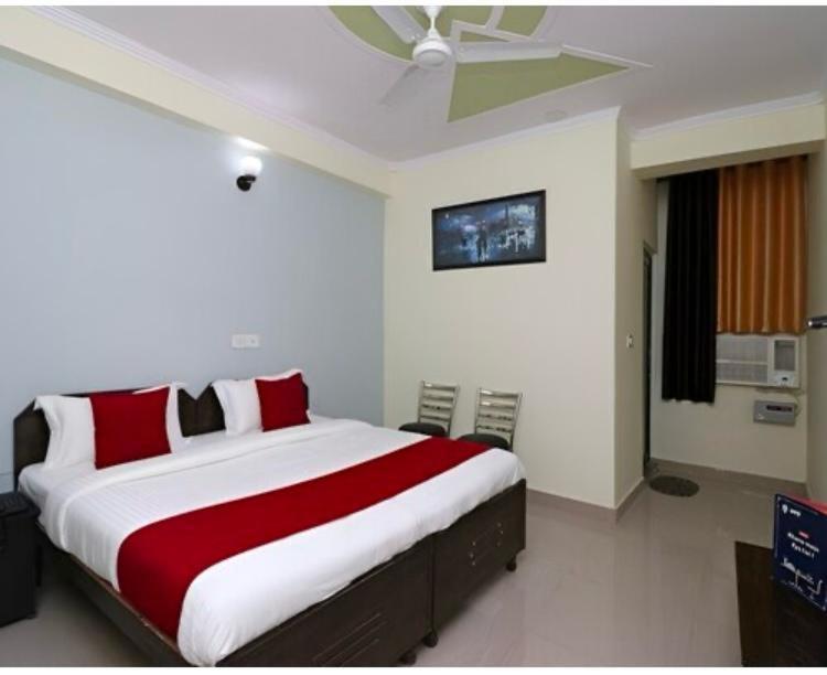 Hotel Aditya Residency Near Sector 63 Metro Station Noida Buitenkant foto