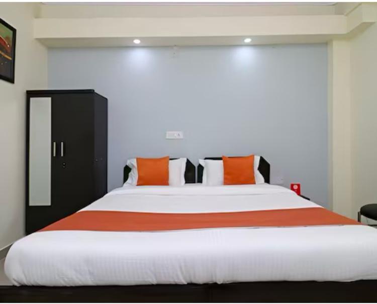 Hotel Aditya Residency Near Sector 63 Metro Station Noida Buitenkant foto