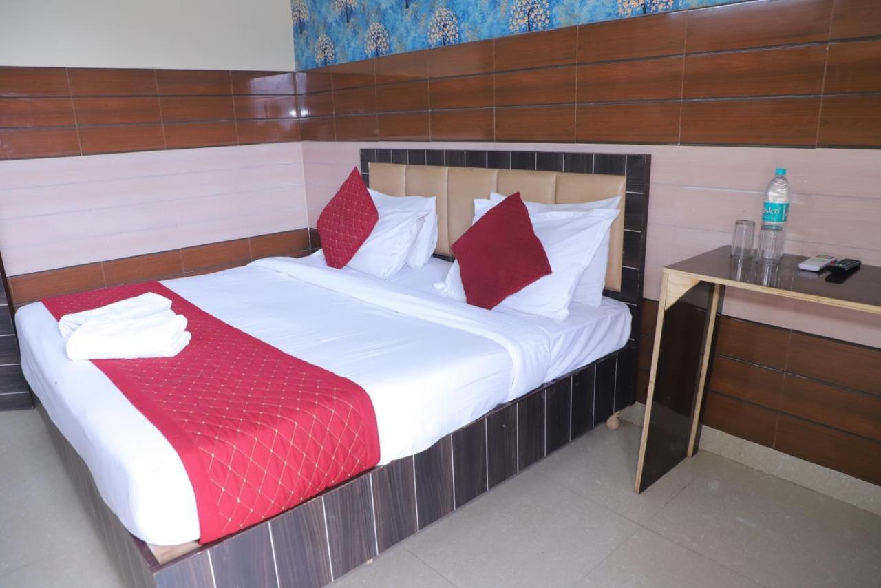 Hotel Aditya Residency Near Sector 63 Metro Station Noida Buitenkant foto