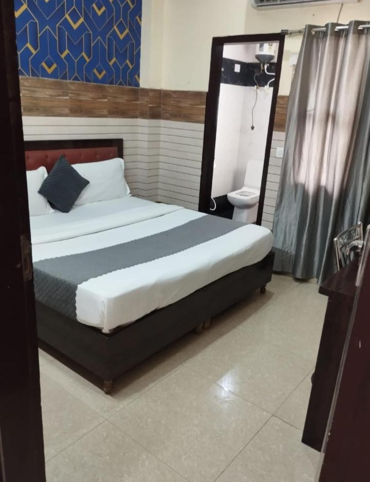 Hotel Aditya Residency Near Sector 63 Metro Station Noida Buitenkant foto