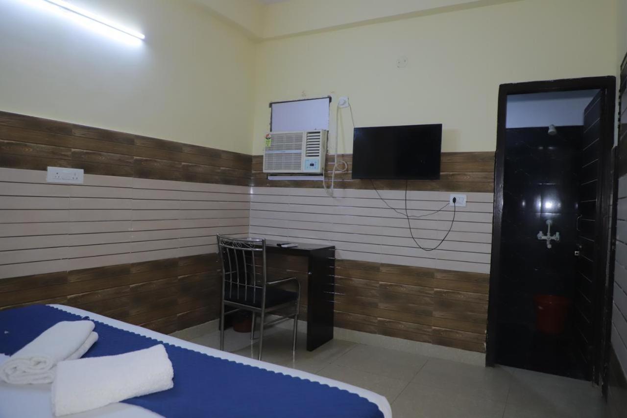 Hotel Aditya Residency Near Sector 63 Metro Station Noida Buitenkant foto
