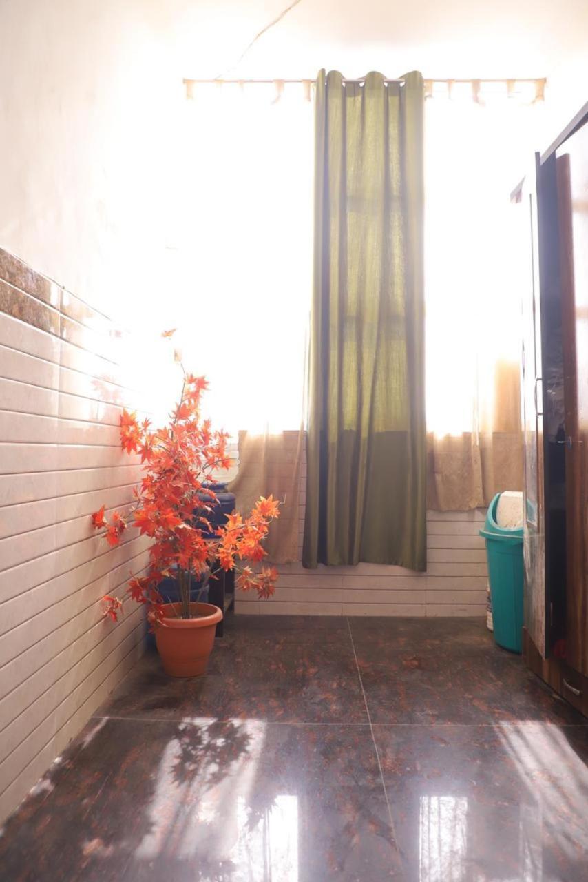 Hotel Aditya Residency Near Sector 63 Metro Station Noida Buitenkant foto