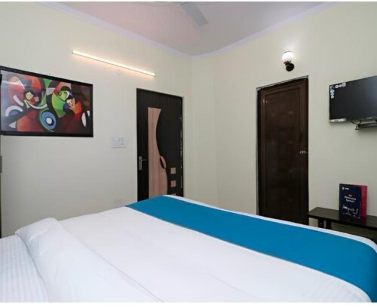 Hotel Aditya Residency Near Sector 63 Metro Station Noida Buitenkant foto