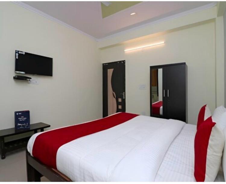 Hotel Aditya Residency Near Sector 63 Metro Station Noida Buitenkant foto