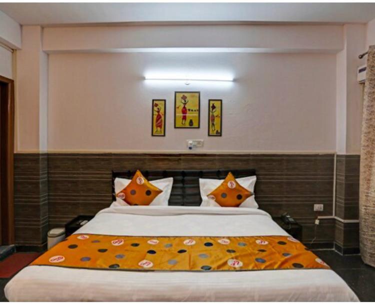 Hotel Aditya Residency Near Sector 63 Metro Station Noida Buitenkant foto