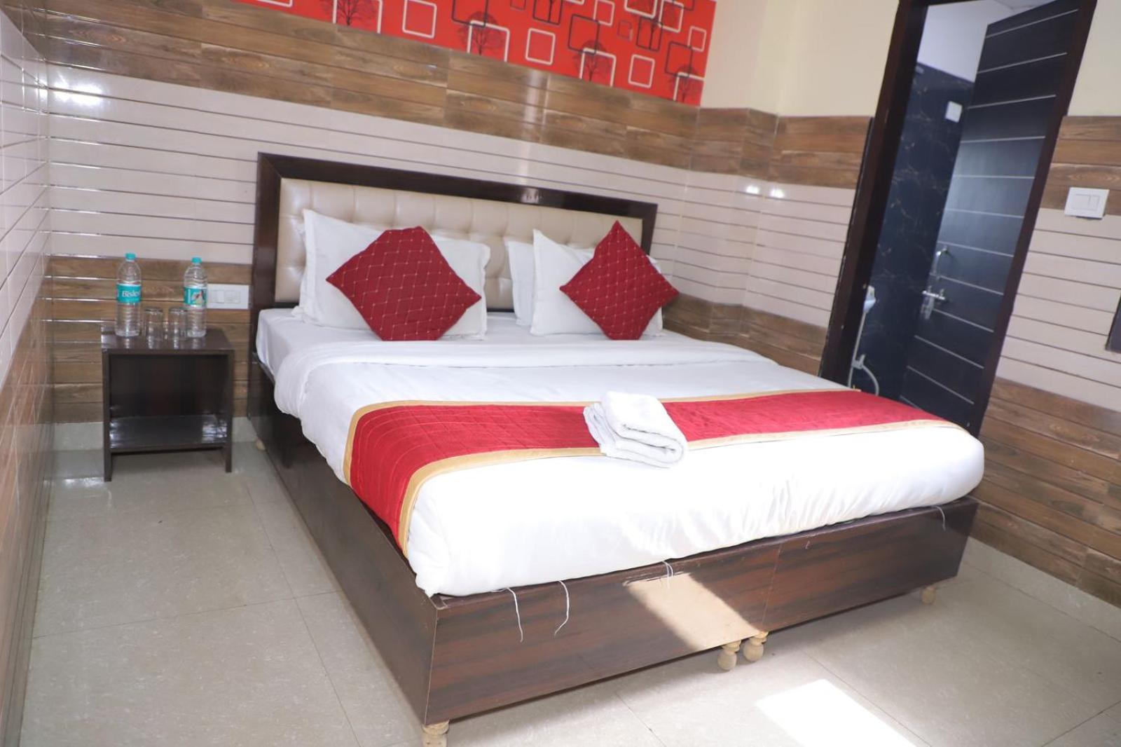 Hotel Aditya Residency Near Sector 63 Metro Station Noida Buitenkant foto