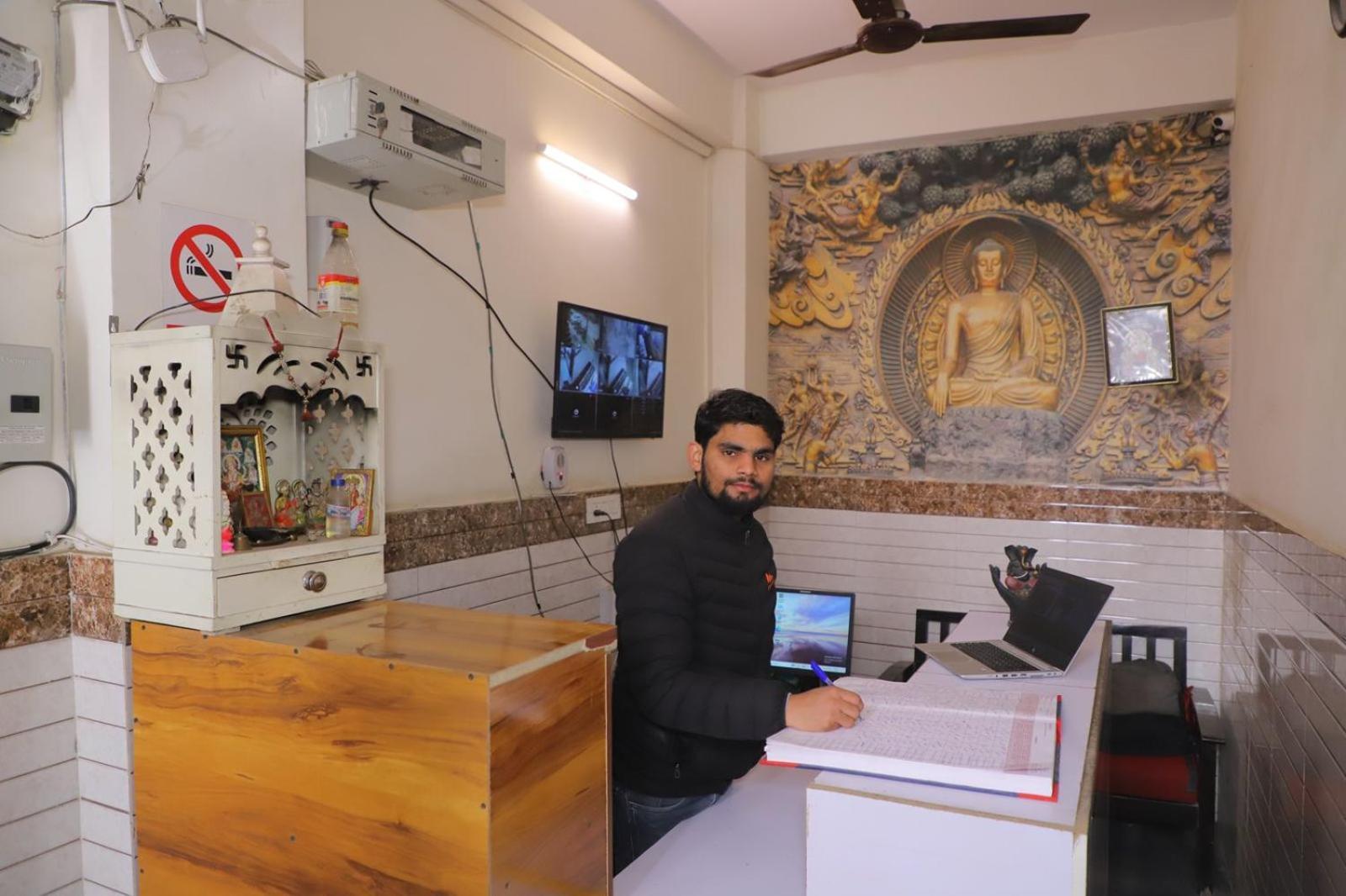 Hotel Aditya Residency Near Sector 63 Metro Station Noida Buitenkant foto